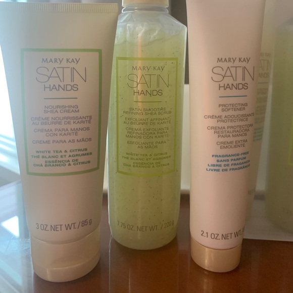 Mary Kay SATIN Hands - Picture 2 of 3